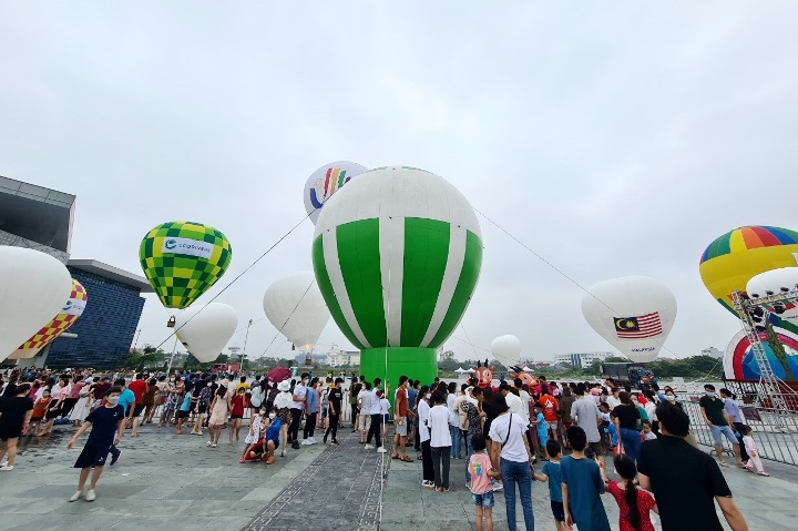 Trình diễn bay khinh khí cầu tại Quảng trường Trung tâm Văn hóa xứ Đông 